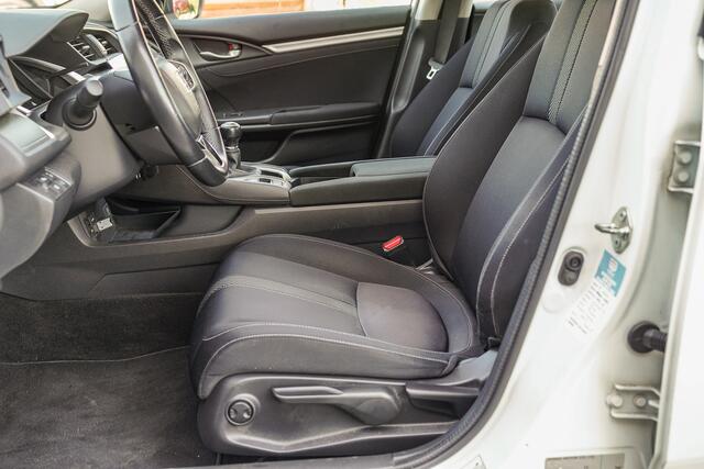 Honda CIVIC 1.5i V-TEC ELEGANCE TURBO 182 PK - NAVIGATIE - TREKHAAK