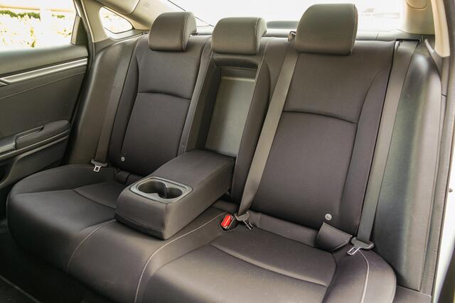 Honda CIVIC 1.5i V-TEC ELEGANCE TURBO 182 PK - NAVIGATIE - TREKHAAK