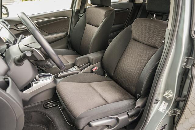 Honda JAZZ 1.3i V-TEC ELEGANCE - AUTOMAAT - NAVIGATIE - SPOILER - TREKHAAK -SPATLAPPEN