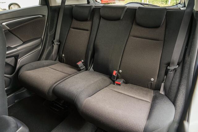Honda JAZZ 1.3i V-TEC ELEGANCE - AUTOMAAT - NAVIGATIE - SPOILER - TREKHAAK -SPATLAPPEN