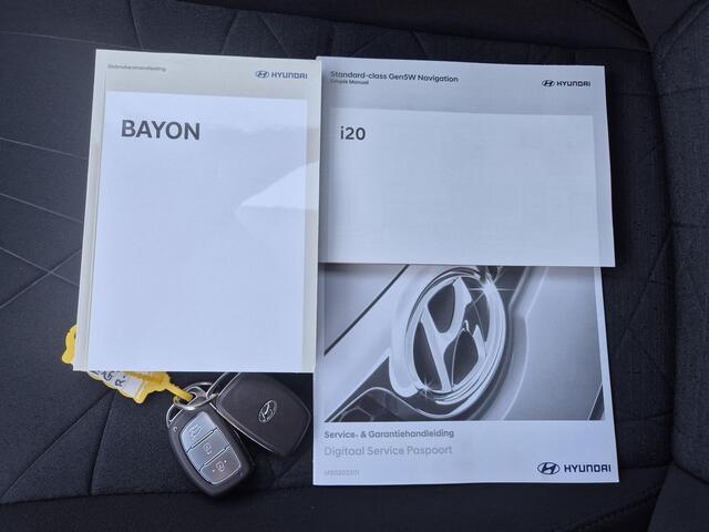 Hyundai Bayon 1.0 T-GDI Premium Handgeschakeld / Trekhaak Afneembaar / Trekgewicht 1110 kg / Achteruitrijcamera / Stuur-, en Stoelverwarming / Cruise control / Keyless Entry/Start / Apple Carplay Android Auto / Climate control /
