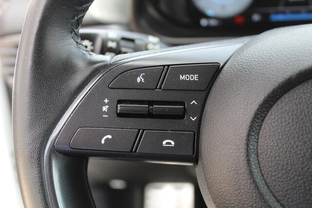 Hyundai Bayon 1.0 T-GDI Premium Sky DAB, extra getint glas achter.