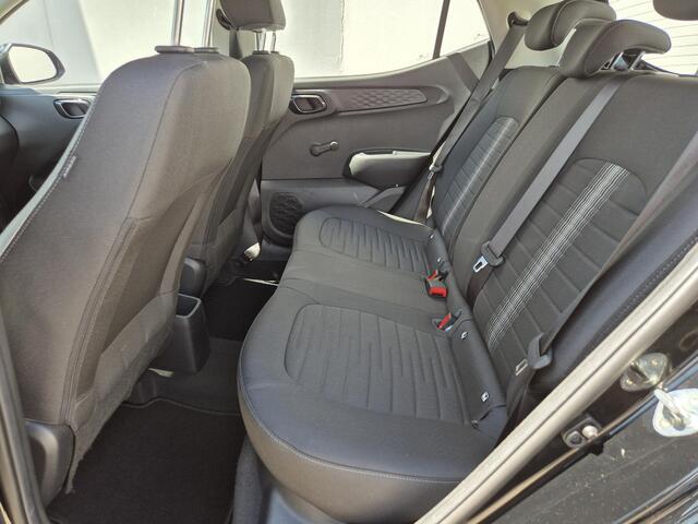 Hyundai I 10 1.0 Comfort 5-zits Automaat / Navigatie via Apple Carplay of Android Auto / Allseason Banden / Airco / Cruise control / Elektrische ramen voor / Parkeersensoren achter /