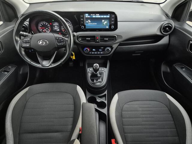 Hyundai I 10 1.0 Comfort Smart Handgeschakeld / Allseason banden / Navigatie via Apple Carplay of Android Auto / Cruise control / Stuur en Stoel verwarming / Achteruitrijcamera / Climate control