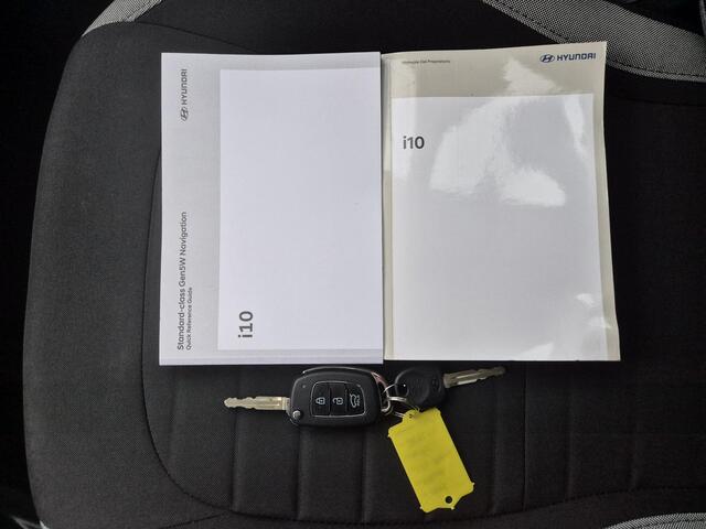 Hyundai I 10 1.0 Comfort Smart 5-zits Automaat / Fabrieksgarantie tot 04-2030 / Dealer onderhouden / Apple Carplay Android Auto / Achteruitrijcamera / Airco / Cruise control / Parkeersensoren achter / Navigatie /