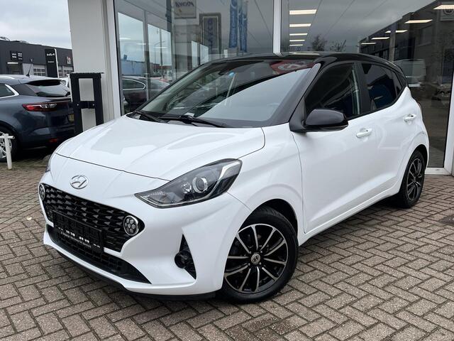 Hyundai I 10 1.0 Comfort Smart 5-zits Automaat Bi-tone wit met zwart dak, AppleCarPlay/AndroidAuto, navigatie, achteruitrij camera, cruise control, parkeersensoren achter,