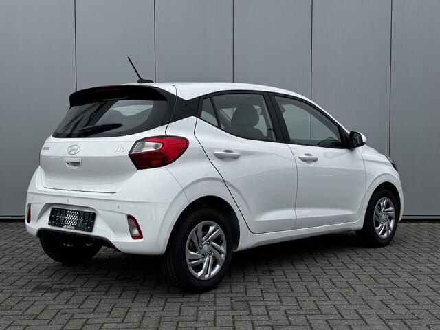 Hyundai I 10 1.0 Premium / uit voorraad leverbaar / Rijklaar incl ¤ 1500 korting voor ¤ 22.619 / Climate Control / Navigatie / Cruise Control / Achteruitrijcamera en parkeersensoren /
