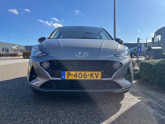 Hyundai I 10 1.0 Premium Zwart Dak | Camera | Carplay | Cruise | Two-Tone | Armsteun voor | NAVI