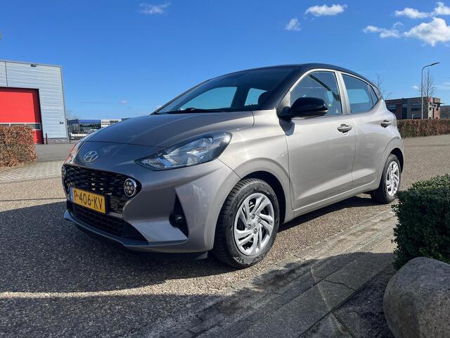 Hyundai I 10 1.0 Premium Zwart Dak | Camera | Carplay | Cruise | Two-Tone | Armsteun voor | NAVI