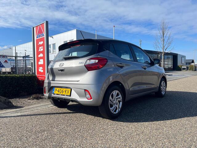 Hyundai I 10 1.0 Premium Zwart Dak | Camera | Carplay | Cruise | Two-Tone | Armsteun voor | NAVI