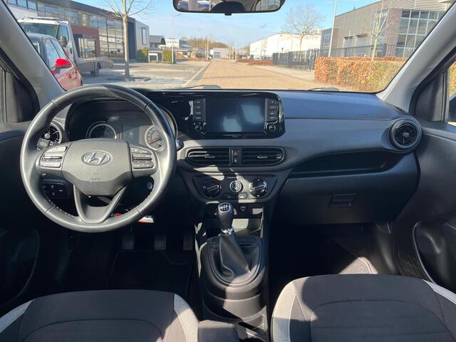 Hyundai I 10 1.0 Premium Zwart Dak | Camera | Carplay | Cruise | Two-Tone | Armsteun voor | NAVI