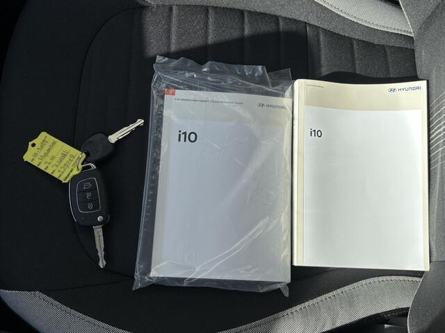 Hyundai I 10 1.0 Premium Handgeschakeld / Fabrieksgarantie tot 10-2029 / Stuur en Stoel verwarming / Achteruitrijcamera / Navigatie via Apple Carplay/Android Auto / Cruise control / Airco /