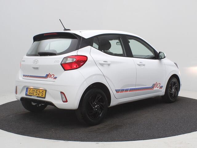 Hyundai I 10 1.0 Comfort "Edition" / Apple CarPlay & Android Auto / 14" LMV / Cruise Control / i10 Edition Striping / NL Auto / Dealer onderhouden / 1ste Eigenaar / Airco / Lichtsensor / Fabrieksgarantie tot 25-10-2029 /