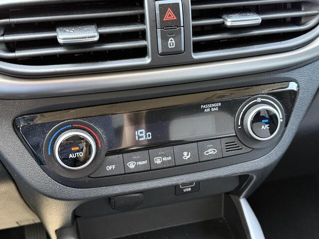 Hyundai I 10 1.0 Premium Navigatie / Camera / Cruise Control / Sensoren Achter / Apple&Android Carplay / Bluetooth / DAB / All-Season banden