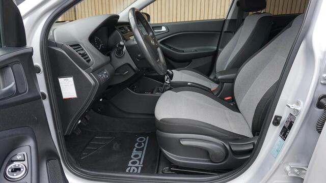 Hyundai I 20 1.0 T-GDI 100pk 5Drs Comfort 17inch LM Navi LED A-Camera Clima DAB *NL auto* Sportief! 130284km!
