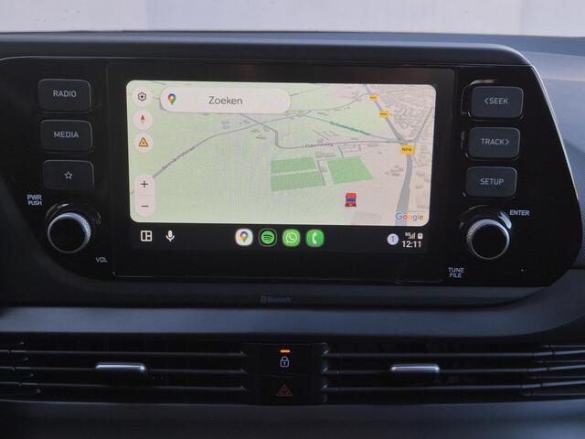 Hyundai I 20 1.0 T-GDI Comfort Smart Automaat / Fabrieksgarantie tot 07-2027 / Navigatie via Apple Carplay of Android Auto / Dealer onderhouden / Stuur-, Stoel en Achterbank verwarming / Achteruitrijcamera / Cruise control /