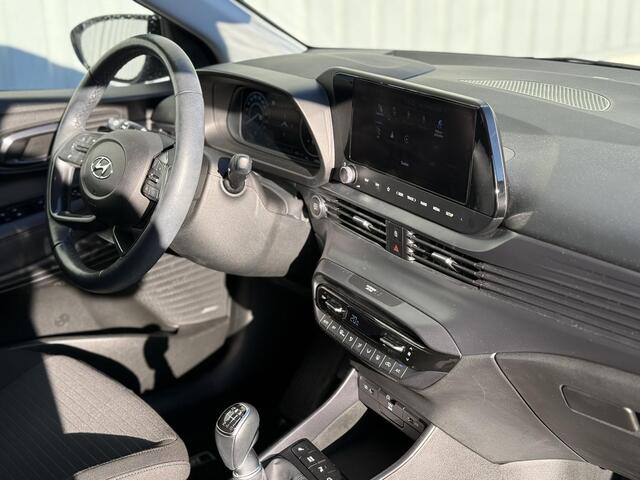 Hyundai I 20 1.0 T-GDI Premium / Nederlandse Auto / Fabrieksgarantie t/m 02-2028 / Apple CarPlay/Android Auto / Navigatie / Bose Audio / Stoel- en Stuurverwarming / Keyless Entry / Climate Control / Achteruitrijcamera / Parkeersensoren voor + achter / Full LED verlich