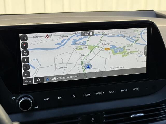 Hyundai I 20 1.0 T-GDI Premium / Nederlandse Auto / Fabrieksgarantie t/m 02-2028 / Apple CarPlay/Android Auto / Navigatie / Bose Audio / Stoel- en Stuurverwarming / Keyless Entry / Climate Control / Achteruitrijcamera / Parkeersensoren voor + achter / Full LED verlich