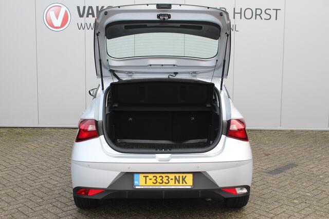 Hyundai I 20 1.0-100pk T-GDI Comfort. Correct nette en subliem rijdende wagen ! Airco, navigatie, telefoonvoorb., cruise control, LM wielen, lane assist, metallic lak, digitaal dashboard, Apple carplay/Android auto, DAB radio etc.