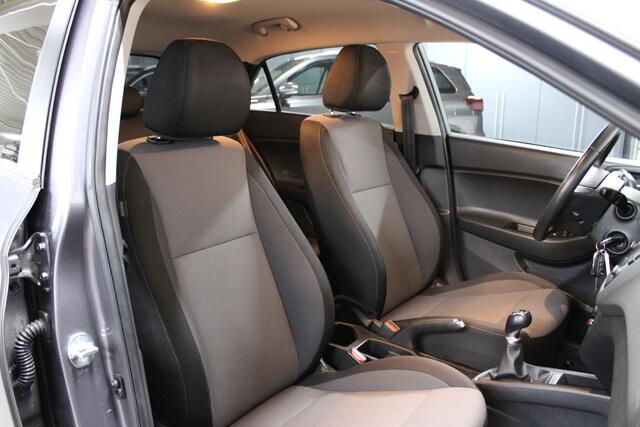 Hyundai I 20 1.2 HP i-Motion Premium Stoel + stuur verwarming / Trekhaak / Achteruitrijcamera /