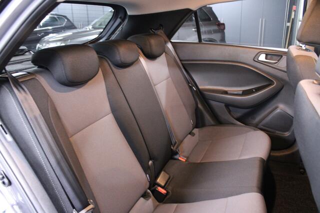 Hyundai I 20 1.2 HP i-Motion Premium Stoel + stuur verwarming / Trekhaak / Achteruitrijcamera /