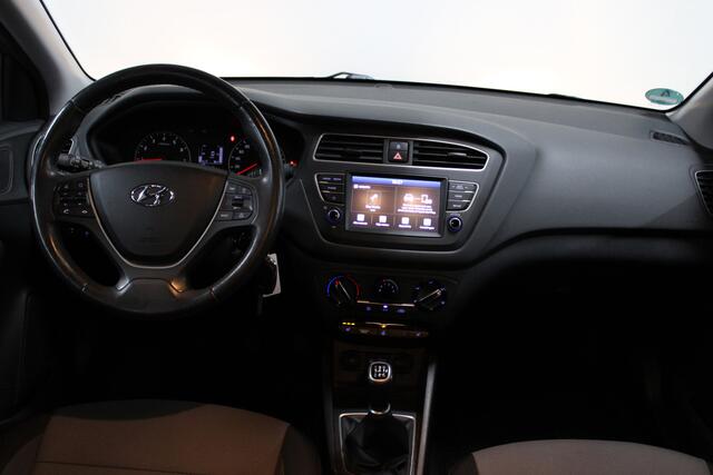 Hyundai I 20 1.2 HP i-Motion Premium Stoel + stuur verwarming / Trekhaak / Achteruitrijcamera /