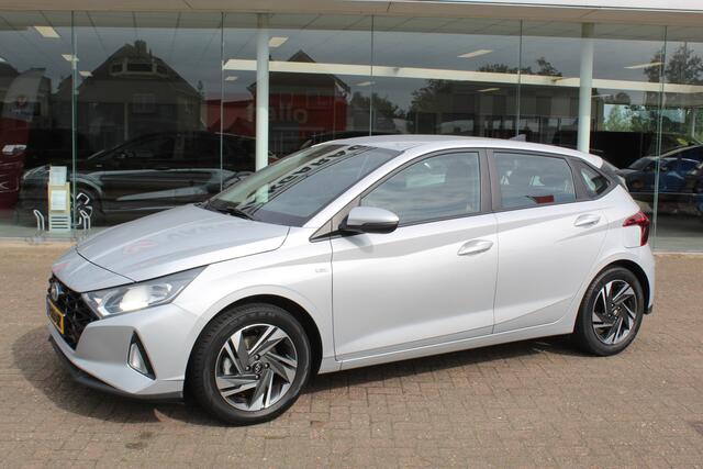 Hyundai I 20 1.0-100pk T-GDI Comfort. Correct nette en subliem rijdende wagen ! Airco, navigatie, telefoonvoorb., cruise control, LM wielen, lane assist, metallic lak, digitaal dashboard, Apple carplay/Android auto, DAB radio etc.