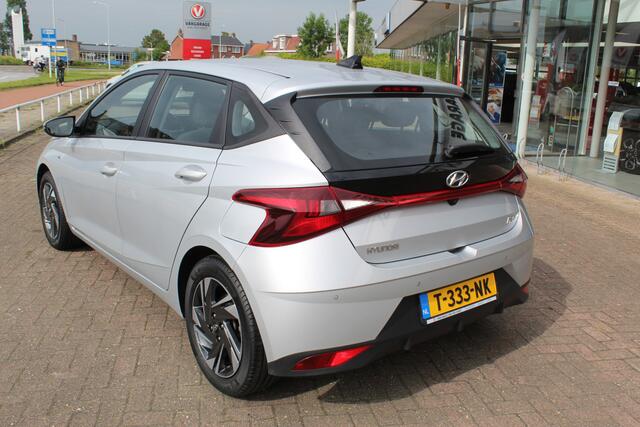 Hyundai I 20 1.0-100pk T-GDI Comfort. Correct nette en subliem rijdende wagen ! Airco, navigatie, telefoonvoorb., cruise control, LM wielen, lane assist, metallic lak, digitaal dashboard, Apple carplay/Android auto, DAB radio etc.