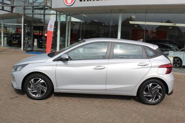 Hyundai I 20 1.0-100pk T-GDI Comfort. Correct nette en subliem rijdende wagen ! Airco, navigatie, telefoonvoorb., cruise control, LM wielen, lane assist, metallic lak, digitaal dashboard, Apple carplay/Android auto, DAB radio etc.