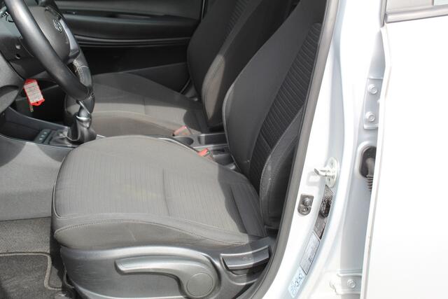 Hyundai I 20 1.0-100pk T-GDI Comfort. Correct nette en subliem rijdende wagen ! Airco, navigatie, telefoonvoorb., cruise control, LM wielen, lane assist, metallic lak, digitaal dashboard, Apple carplay/Android auto, DAB radio etc.