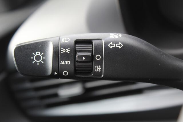Hyundai I 20 1.0-100pk T-GDI Comfort. Correct nette en subliem rijdende wagen ! Airco, navigatie, telefoonvoorb., cruise control, LM wielen, lane assist, metallic lak, digitaal dashboard, Apple carplay/Android auto, DAB radio etc.