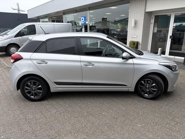 Hyundai I 20 1.0 T-GDI Black Edition | Sensoren achter | Cruise control | Nav
