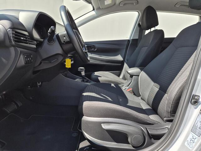 Hyundai I 20 1.0 T-GDI Comfort / Achteruitrijcamera / Stuur- & Stoelverwarming / Navigatie via Apple Carplay of Android Auto / Cruise control / Trekgewicht 1110 kg / Parkeersensoren achter / Lichtmetalen wielen 16" /
