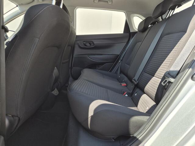 Hyundai I 20 1.0 T-GDI Comfort / Achteruitrijcamera / Stuur- & Stoelverwarming / Navigatie via Apple Carplay of Android Auto / Cruise control / Trekgewicht 1110 kg / Parkeersensoren achter / Lichtmetalen wielen 16" /