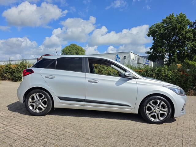Hyundai I 20 1.2i Premium! Camera! Carplay! Nwstaat! Carpass!! VAN/VOOR Weken!