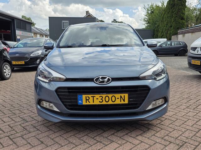 Hyundai I 20 1.0 T-GDI Comfort, navi, aur camera, cruise control.