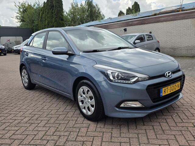 Hyundai I 20 1.0 T-GDI Comfort, navi, aur camera, cruise control.