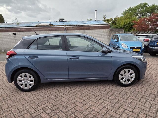Hyundai I 20 1.0 T-GDI Comfort, navi, aur camera, cruise control.