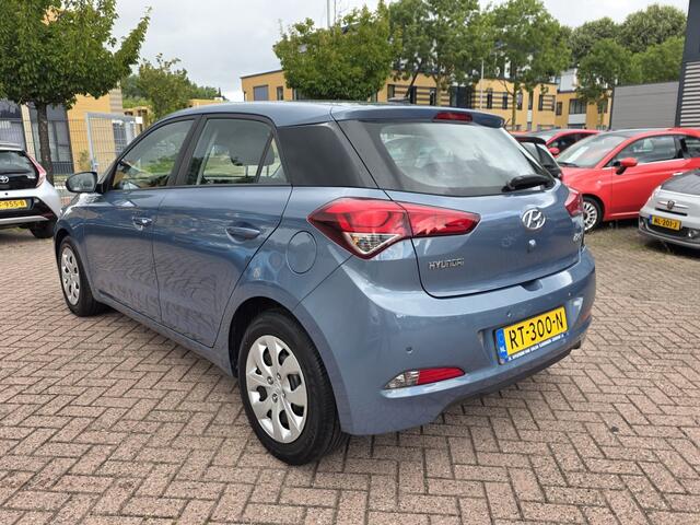 Hyundai I 20 1.0 T-GDI Comfort, navi, aur camera, cruise control.