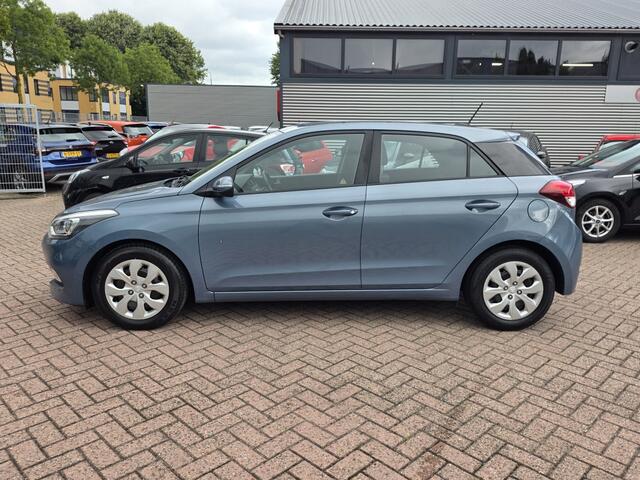 Hyundai I 20 1.0 T-GDI Comfort, navi, aur camera, cruise control.