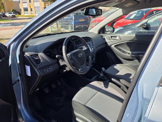 Hyundai I 20 1.0 T-GDI Comfort, navi, aur camera, cruise control.
