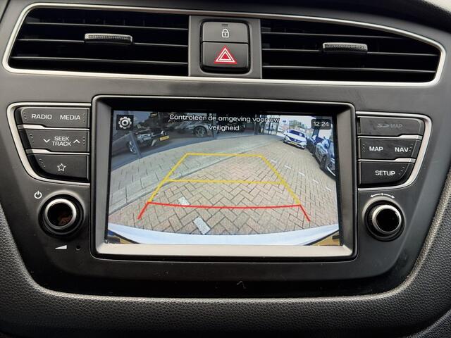 Hyundai I 20 1.2 HP i-Motion Premium APPLE CARPL./ANDROID AUTO | CAMERA | LED KOPLAMPEN | NAVIGATIE | KEYLESS ENTRY/GO | PARKEREN SENSOREN | STOELVERWARMING |