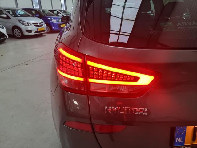 Hyundai I 30 Wagon 1.5 T-GDi MHEV Premium Led verlichting | Pdc | Camera | Stoel verw + koeling | Keyless