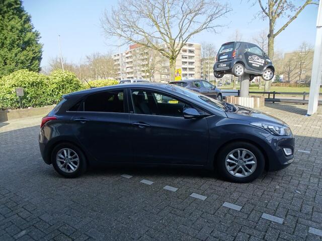 Hyundai I 30 1.6 GDI GO! Navi Clima Cruise Camera PDC