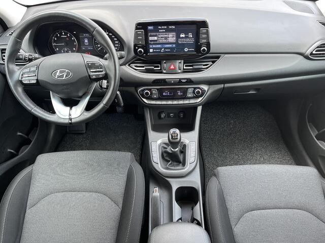 Hyundai I 30 1.0 T-GDI Comfort / Trekgewicht 1.200 kg / Stuur- en stoelverwarming / Navigatie via Apple Carplay Android / Achteruitrij camera / Dealer onderhouden / Climate & Cruise Control
