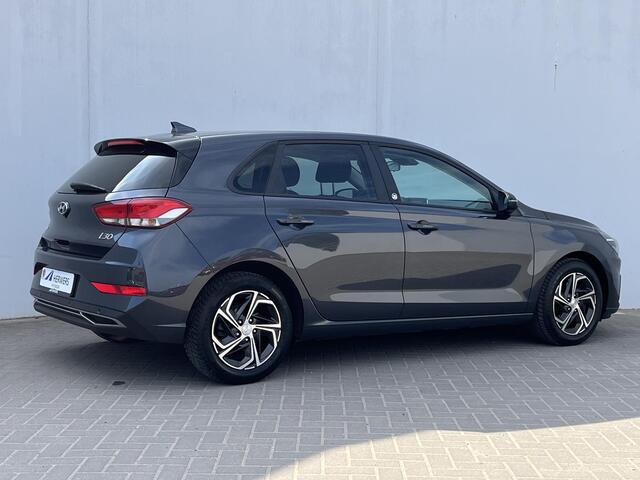 Hyundai I 30 1.0 T-GDI Comfort / Trekgewicht 1.200 kg / Stuur- en stoelverwarming / Navigatie via Apple Carplay Android / Achteruitrij camera / Dealer onderhouden / Climate & Cruise Control