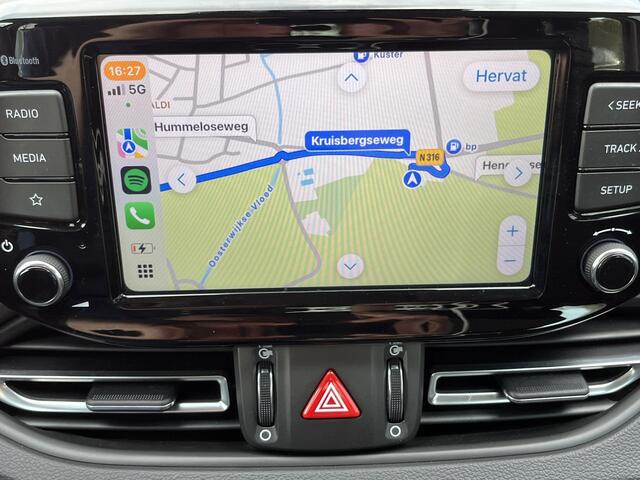 Hyundai I 30 1.0 T-GDI Comfort / Trekgewicht 1.200 kg / Stuur- en stoelverwarming / Navigatie via Apple Carplay Android / Achteruitrij camera / Dealer onderhouden / Climate & Cruise Control