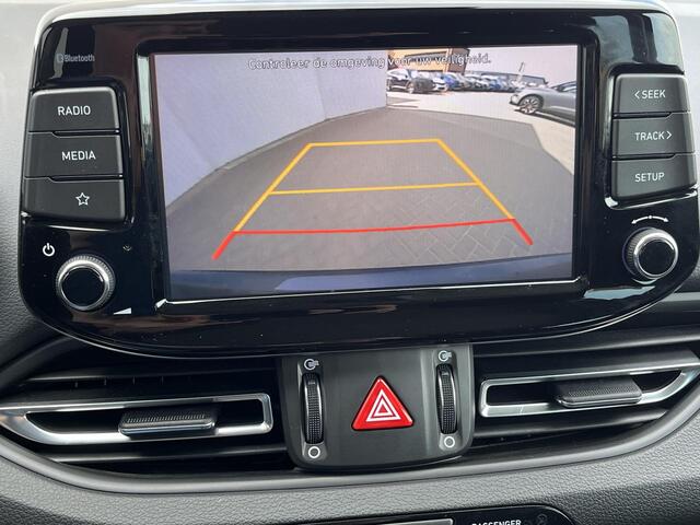 Hyundai I 30 1.0 T-GDI Comfort / Trekgewicht 1.200 kg / Stuur- en stoelverwarming / Navigatie via Apple Carplay Android / Achteruitrij camera / Dealer onderhouden / Climate & Cruise Control