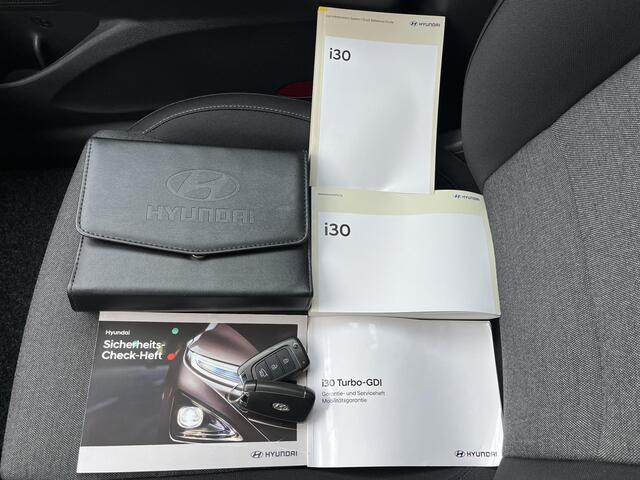 Hyundai I 30 1.0 T-GDI Comfort / Trekgewicht 1.200 kg / Stuur- en stoelverwarming / Navigatie via Apple Carplay Android / Achteruitrij camera / Dealer onderhouden / Climate & Cruise Control