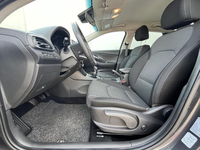 Hyundai I 30 1.0 T-GDI Comfort / Trekgewicht 1.200 kg / Stuur- en stoelverwarming / Navigatie via Apple Carplay Android / Achteruitrij camera / Dealer onderhouden / Climate & Cruise Control
